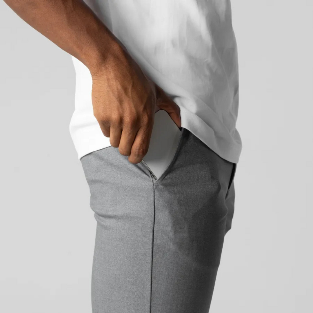 "Pantalon chino homme slim bleu marine, tissu doux avec taille élastique, polyvalent pour style décontracté et élégant."