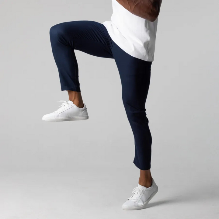 "Pantalon chino homme slim bleu marine, tissu doux avec taille élastique, polyvalent pour style décontracté et élégant."