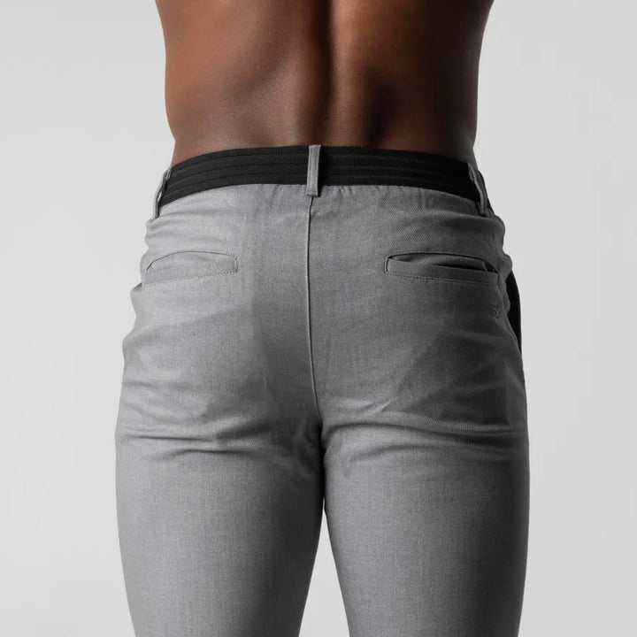 "Pantalon court homme bleu marine coupe slim, élégant pour l'été, léger et confortable, parfaite allure estivale."