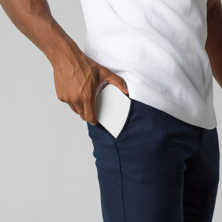"Pantalon court homme bleu marine coupe slim, élégant pour l'été, léger et confortable, parfaite allure estivale."
