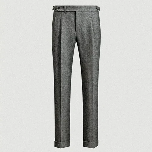 "Pantalon de travail homme slim fit gris avec ceinture, ajusté et élégant, idéal pour milieux professionnels et formels."
