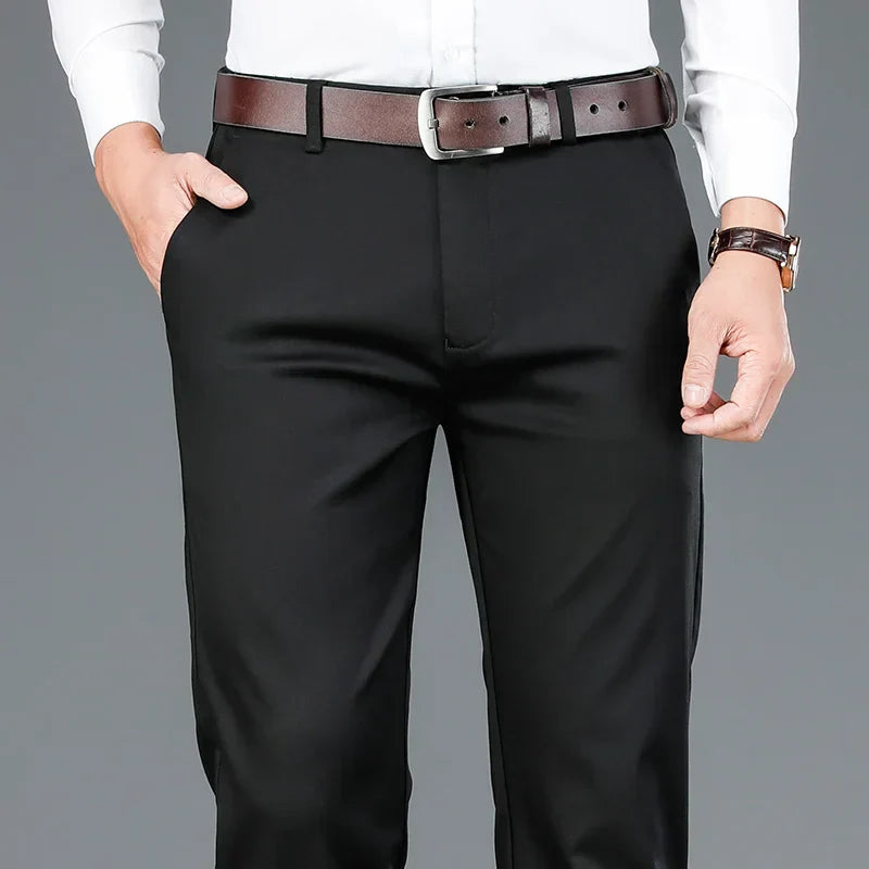 "Pantalon décontracté homme en coton stretch khaki avec coupe élégante, adapté pour travail et occasions décontractées."