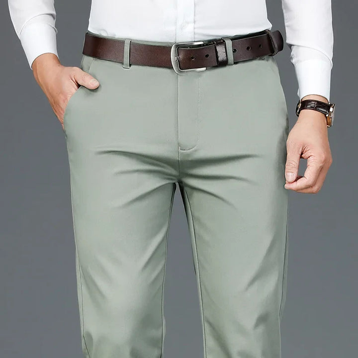 "Pantalon décontracté homme en coton stretch khaki avec coupe élégante, adapté pour travail et occasions décontractées."