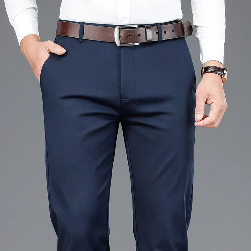 "Pantalon décontracté homme en coton stretch khaki avec coupe élégante, adapté pour travail et occasions décontractées."