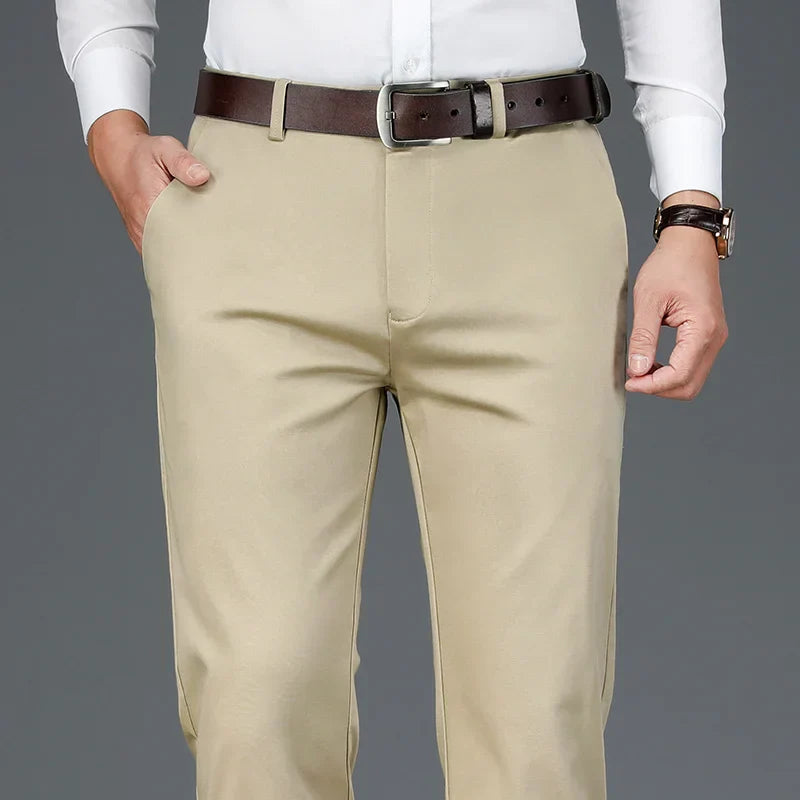 "Pantalon décontracté homme en coton stretch khaki avec coupe élégante, adapté pour travail et occasions décontractées."
