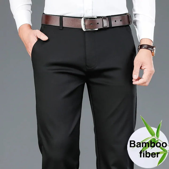 "Pantalon décontracté homme en coton stretch khaki avec coupe élégante, adapté pour travail et occasions décontractées."