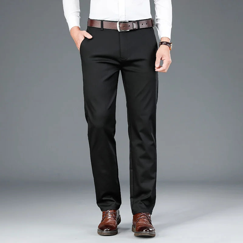 "Pantalon décontracté homme en coton stretch khaki avec coupe élégante, adapté pour travail et occasions décontractées."