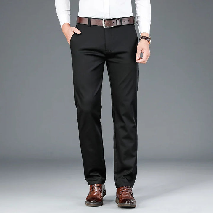 "Pantalon décontracté homme en coton stretch khaki avec coupe élégante, adapté pour travail et occasions décontractées."