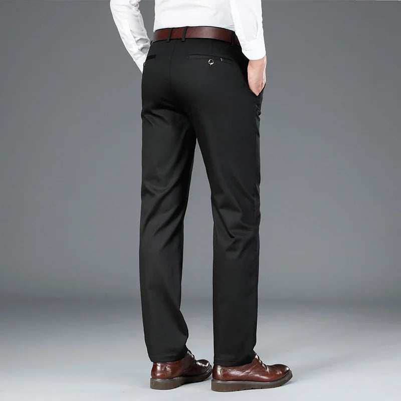 "Pantalon décontracté homme en coton stretch khaki avec coupe élégante, adapté pour travail et occasions décontractées."