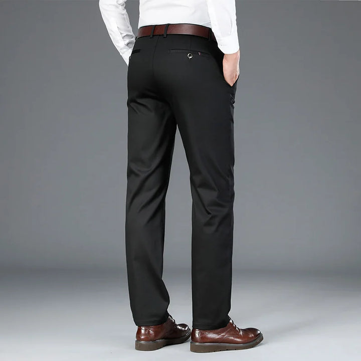 "Pantalon décontracté homme en coton stretch khaki avec coupe élégante, adapté pour travail et occasions décontractées."