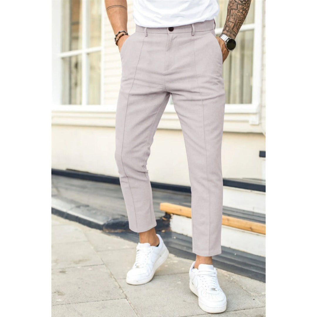 "Pantalon décontracté homme en tissu doux, coupe classique, couleur neutre, parfait pour le confort et style quotidien."