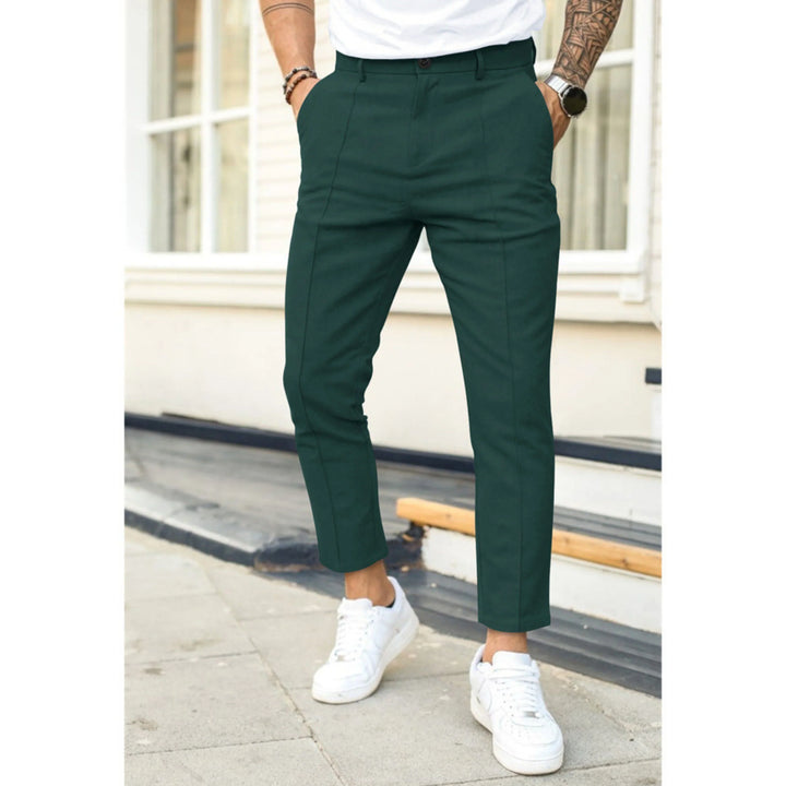 "Pantalon décontracté homme en tissu doux, coupe classique, couleur neutre, parfait pour le confort et style quotidien."
