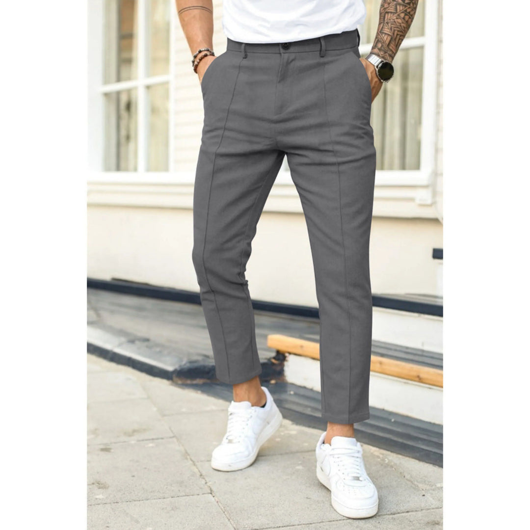 "Pantalon décontracté homme en tissu doux, coupe classique, couleur neutre, parfait pour le confort et style quotidien."