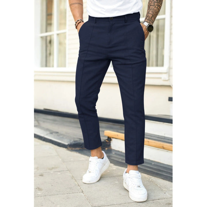 "Pantalon décontracté homme en tissu doux, coupe classique, couleur neutre, parfait pour le confort et style quotidien."