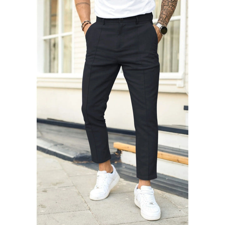 "Pantalon décontracté homme en tissu doux, coupe classique, couleur neutre, parfait pour le confort et style quotidien."
