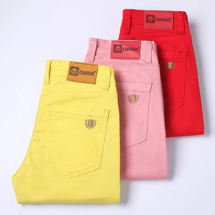 "Pantalon décontracté homme, tissu extensible jaune, coupe droite, pour un confort et style moderne quotidien."