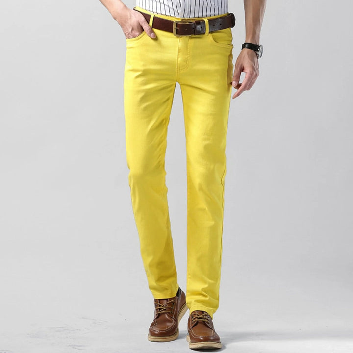 "Pantalon décontracté homme, tissu extensible jaune, coupe droite, pour un confort et style moderne quotidien."