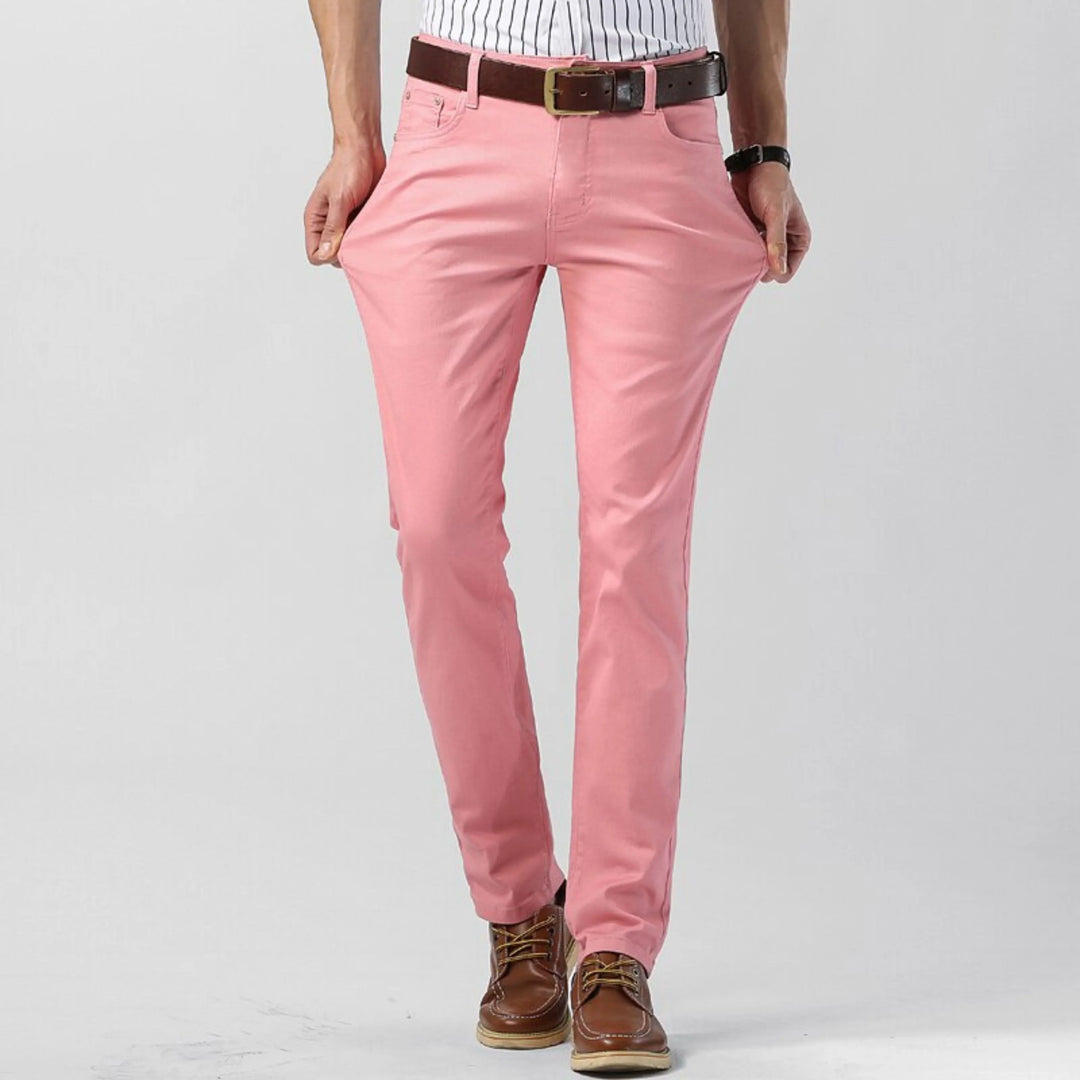 "Pantalon décontracté homme, tissu extensible jaune, coupe droite, pour un confort et style moderne quotidien."