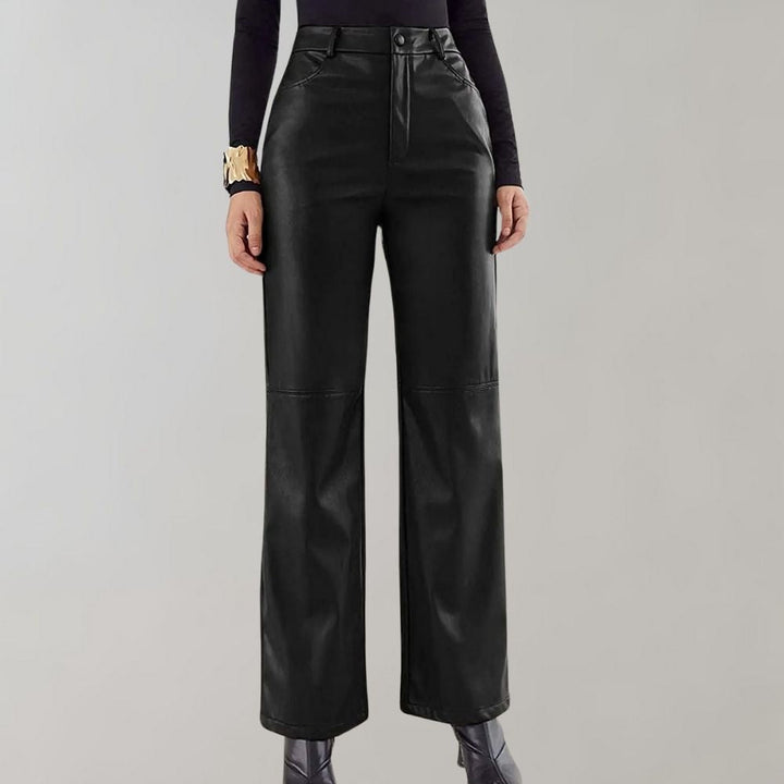 "Pantalon en cuir noir femme élégant, coupe ajustée, soulignant courbes, confort et style sophistiqué pour toute occasion."