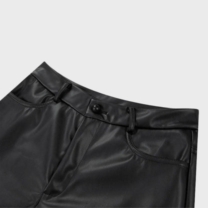 "Pantalon en cuir noir femme élégant, coupe ajustée, soulignant courbes, confort et style sophistiqué pour toute occasion."
