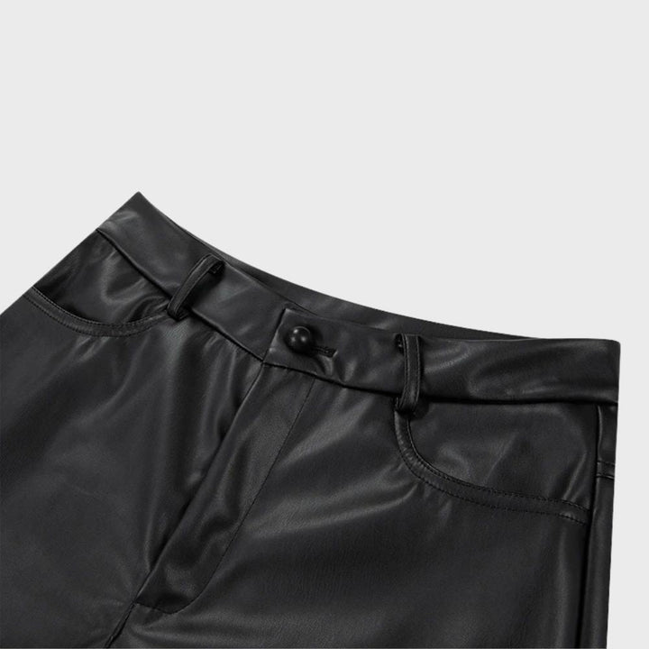 "Pantalon en cuir noir femme élégant, coupe ajustée, soulignant courbes, confort et style sophistiqué pour toute occasion."