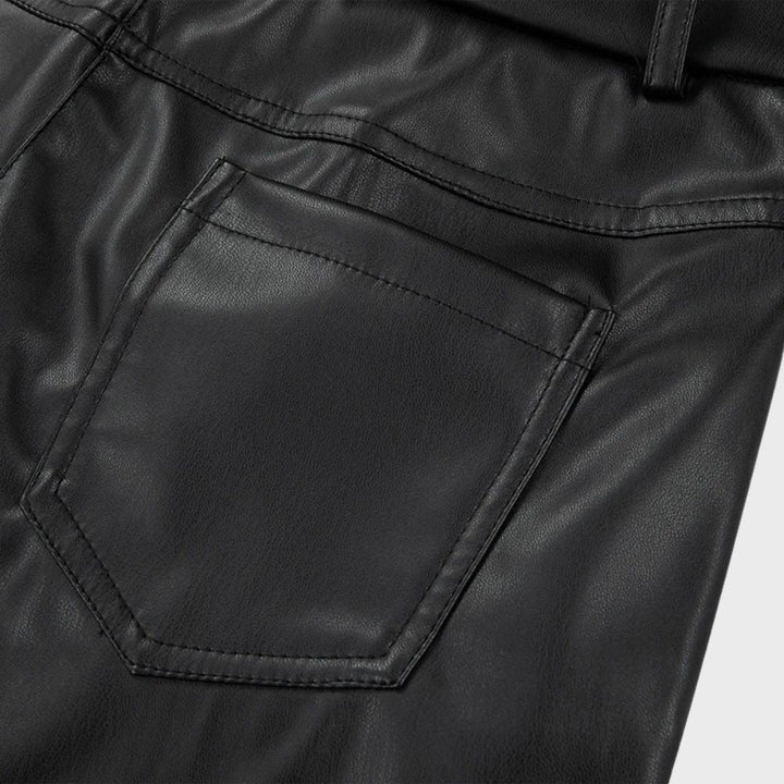 "Pantalon en cuir noir femme élégant, coupe ajustée, soulignant courbes, confort et style sophistiqué pour toute occasion."