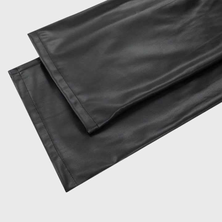 "Pantalon en cuir noir femme élégant, coupe ajustée, soulignant courbes, confort et style sophistiqué pour toute occasion."
