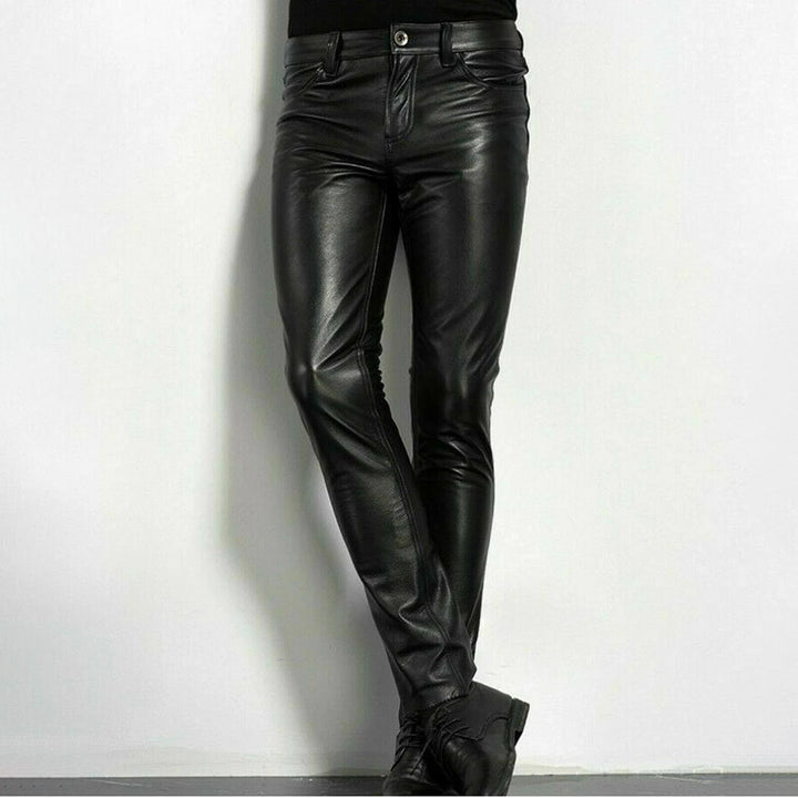 "Pantalon en cuir noir slim fit pour hommes, coupe ajustée moderne, cuir souple offrant confort et élégance"