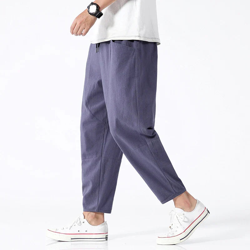 "Pantalon en lin homme, léger et aéré, coupe ajustée moderne, couleur naturelle, taille élastiquée avec cordon."