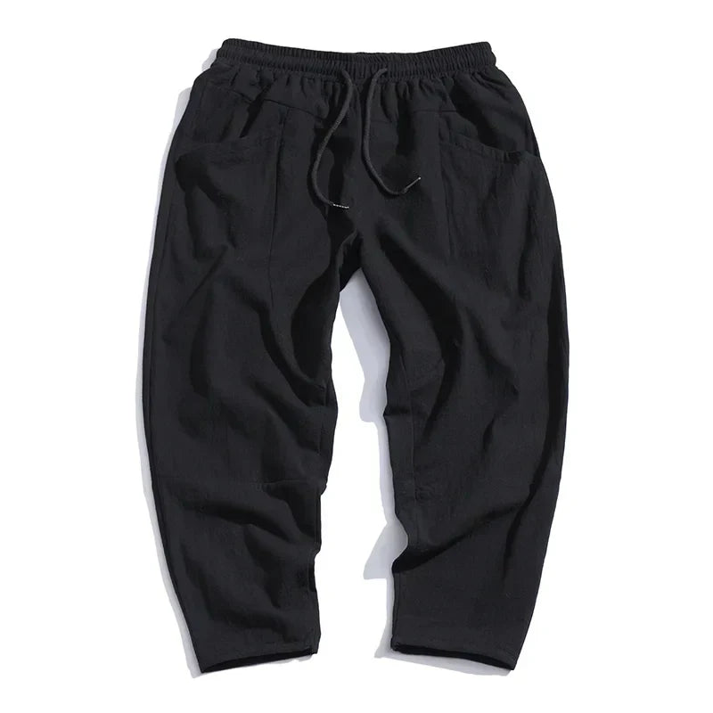 "Pantalon en lin homme, léger et aéré, coupe ajustée moderne, couleur naturelle, taille élastiquée avec cordon."