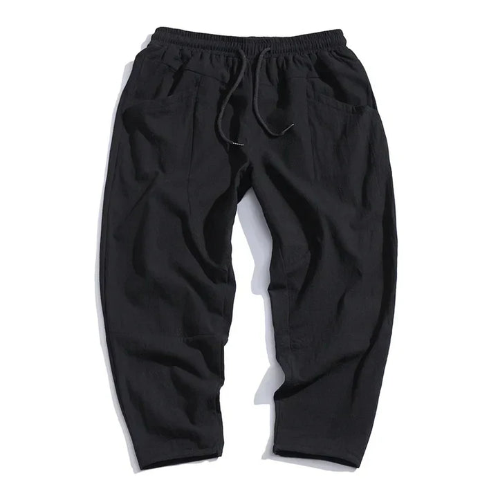 "Pantalon en lin homme, léger et aéré, coupe ajustée moderne, couleur naturelle, taille élastiquée avec cordon."