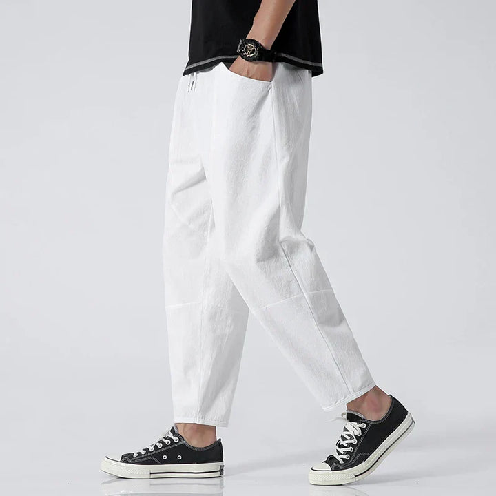 "Pantalon en lin homme, léger et aéré, coupe ajustée moderne, couleur naturelle, taille élastiquée avec cordon."