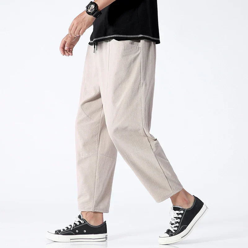 "Pantalon en lin homme, léger et aéré, coupe ajustée moderne, couleur naturelle, taille élastiquée avec cordon."