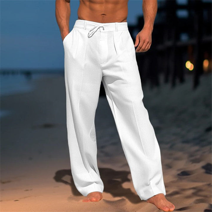 Pantalon en lin léger pour homme, coupe décontractée, couleur neutre, détail cordon ajustable, idéal pour look casual-chic.