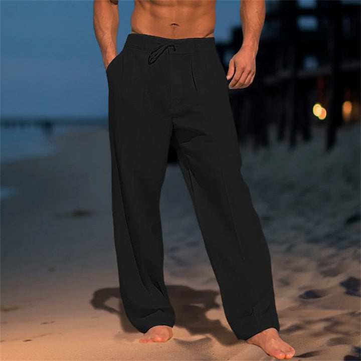 Pantalon en lin léger pour homme, coupe décontractée, couleur neutre, détail cordon ajustable, idéal pour look casual-chic.