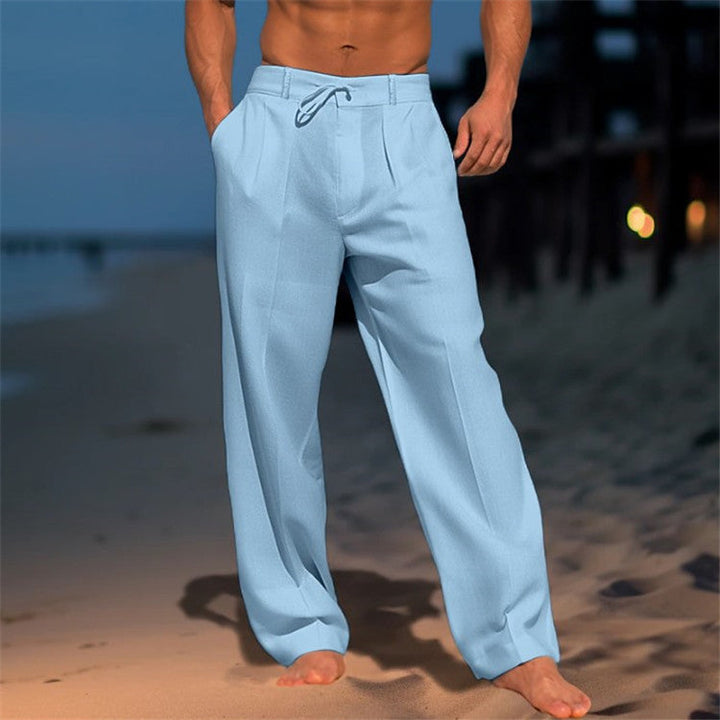Pantalon en lin léger pour homme, coupe décontractée, couleur neutre, détail cordon ajustable, idéal pour look casual-chic.