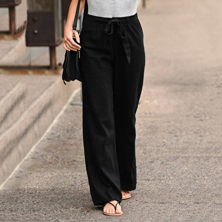 "Pantalon en lin pour femme, coupe élégante, couleur blanche, style intemporel; idéal pour tenues décontractées chic."