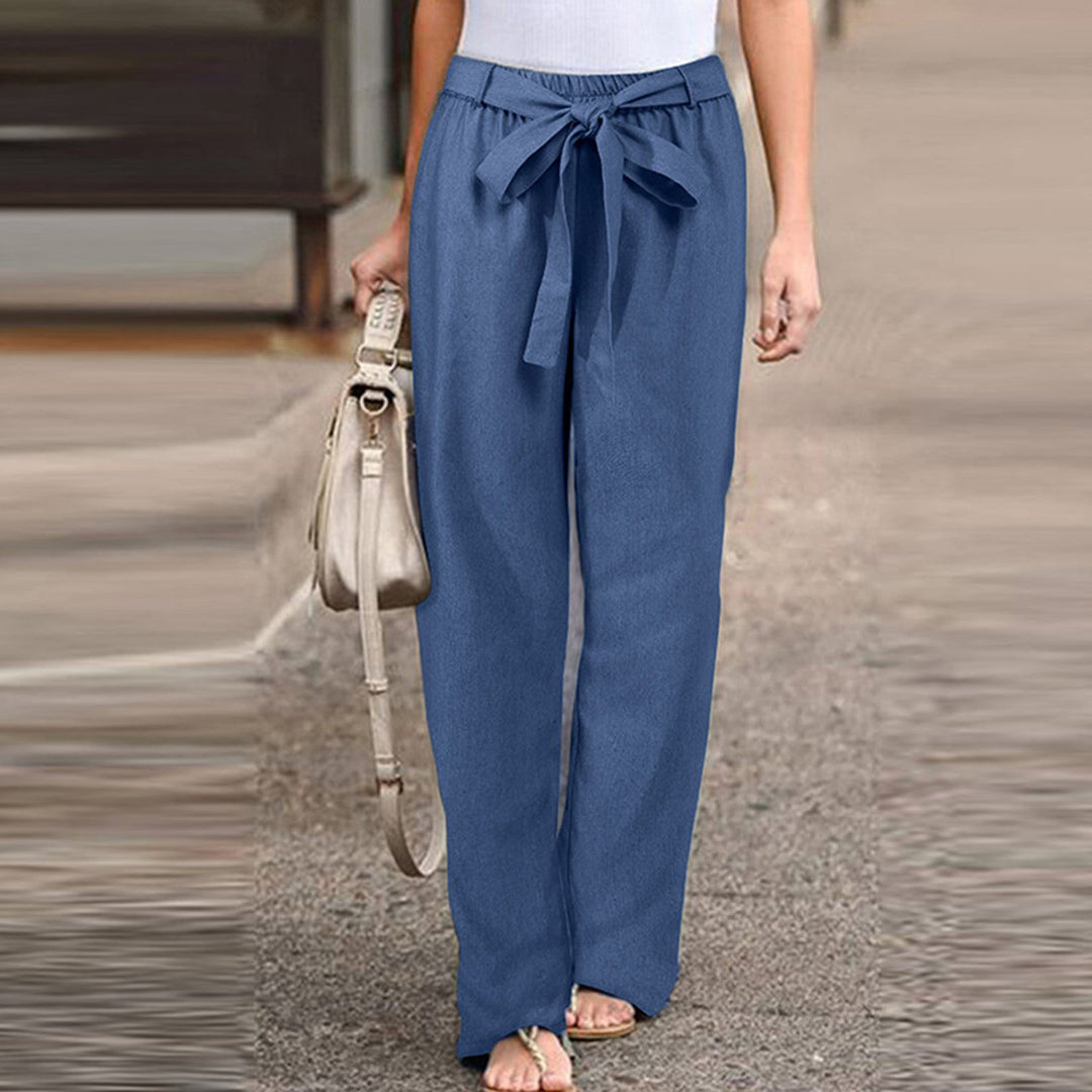 "Pantalon en lin pour femme, coupe élégante, couleur blanche, style intemporel; idéal pour tenues décontractées chic."