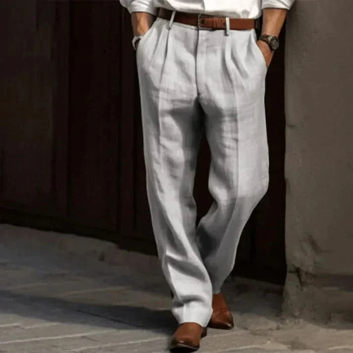 "Pantalon en lin pour homme, coupe décontractée, pli élégant, lin léger beige, style chic et confortable."