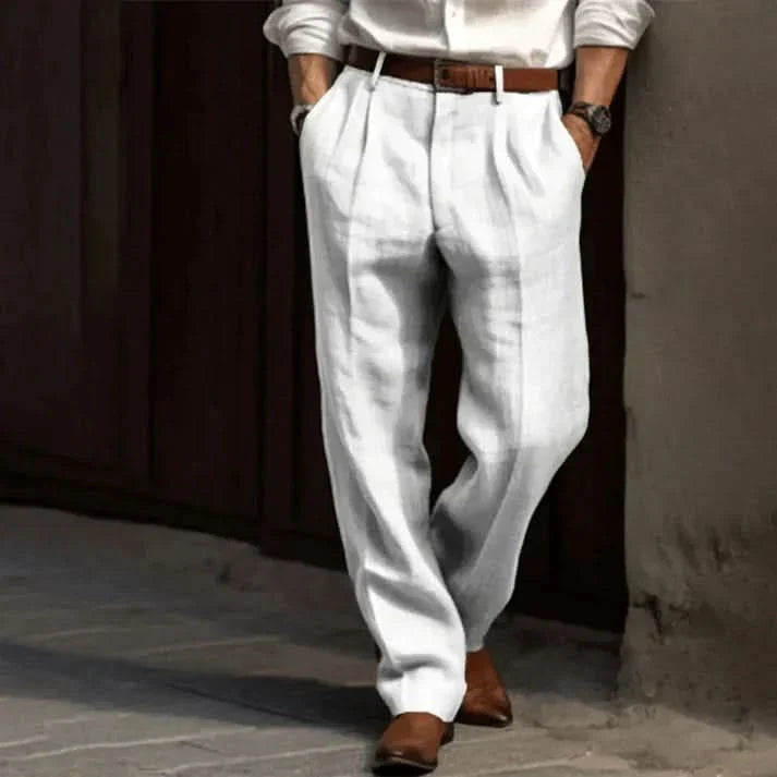 "Pantalon en lin pour homme, coupe décontractée, pli élégant, lin léger beige, style chic et confortable."