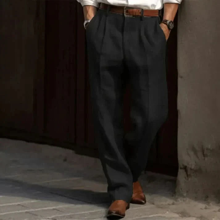 "Pantalon en lin pour homme, coupe décontractée, pli élégant, lin léger beige, style chic et confortable."