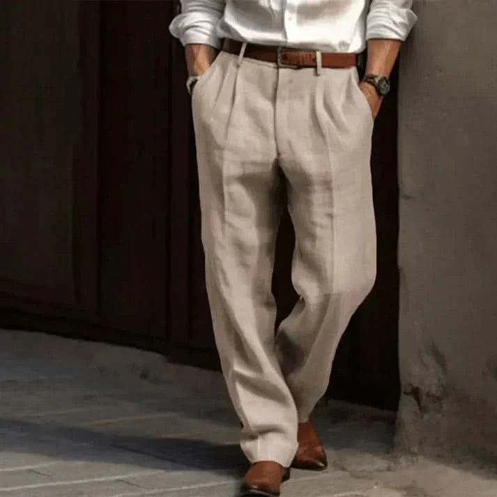 "Pantalon en lin pour homme, coupe décontractée, pli élégant, lin léger beige, style chic et confortable."