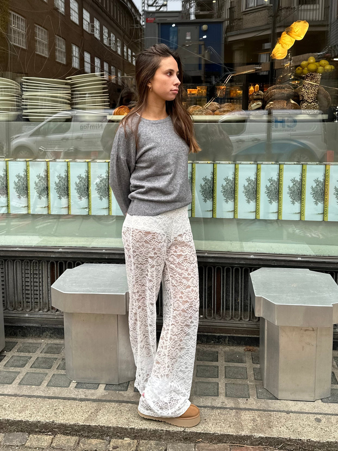 Pantalon évasé à taille haute en dentelle noire, silhouette élancée, matière florale transparente pour allure glamour.