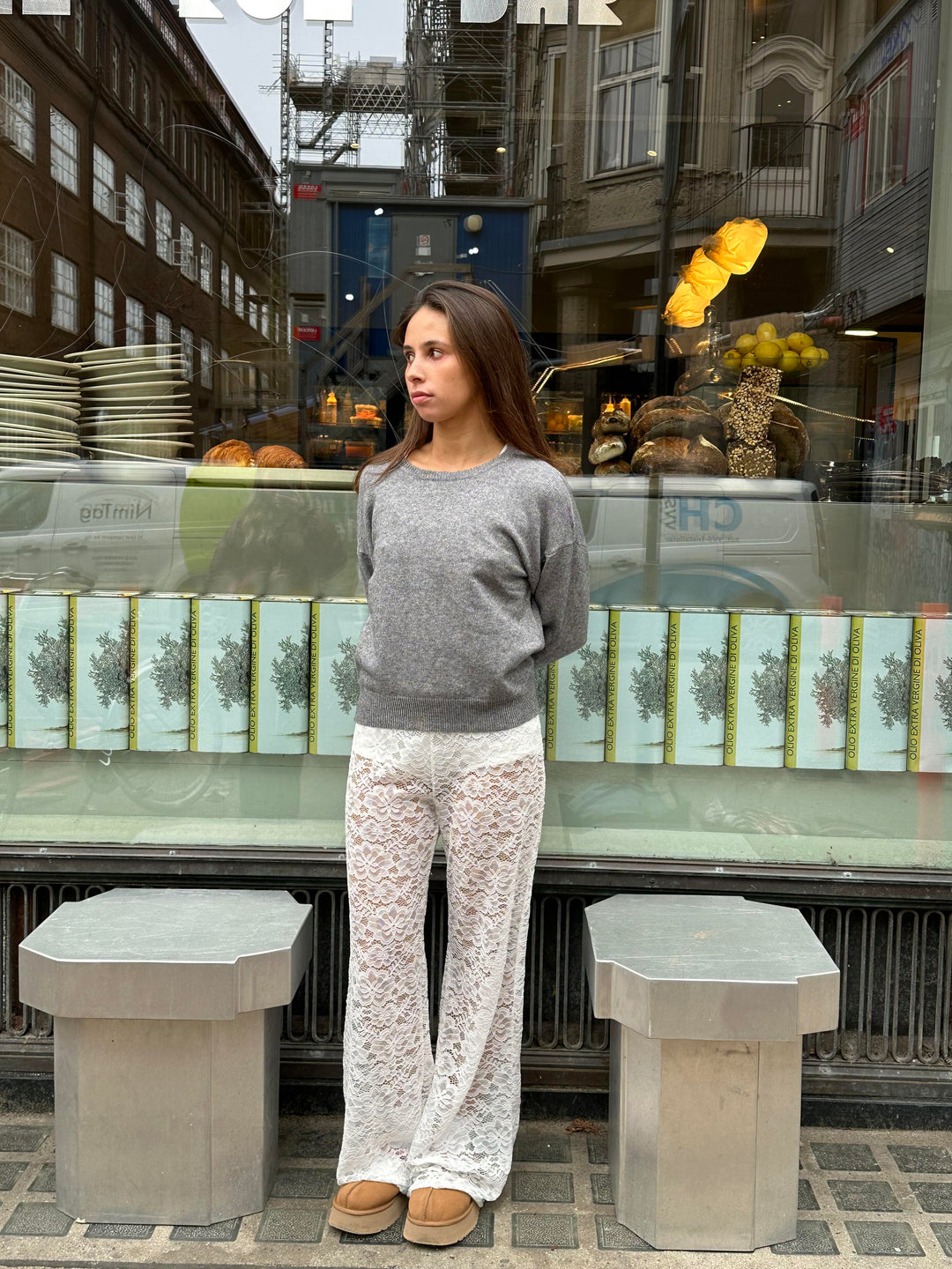 Pantalon évasé à taille haute en dentelle noire, silhouette élancée, matière florale transparente pour allure glamour.