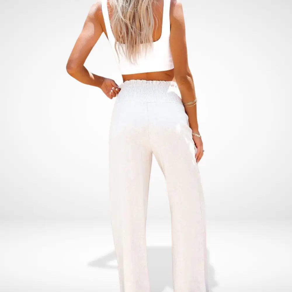 "Pantalon femme ample taille froncée, détails boutons, coupe fluide et élégante, style moderne et confortable."