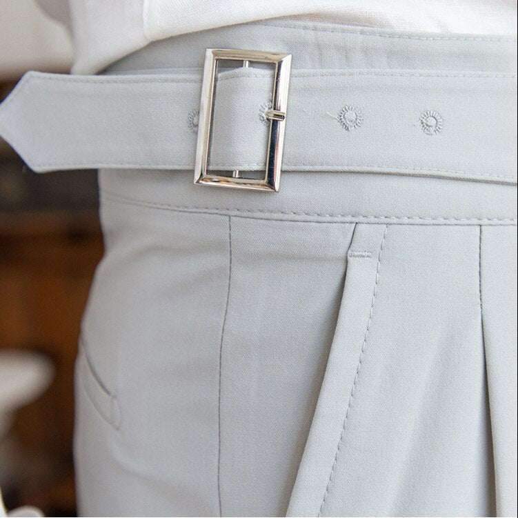 "Pantalon homme élégant avec boucle raffinée et coupe moderne, idéal pour style sophistiqué et occasions semi-formelles."