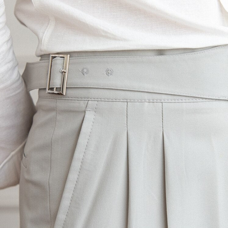 "Pantalon homme élégant avec boucle raffinée et coupe moderne, idéal pour style sophistiqué et occasions semi-formelles."