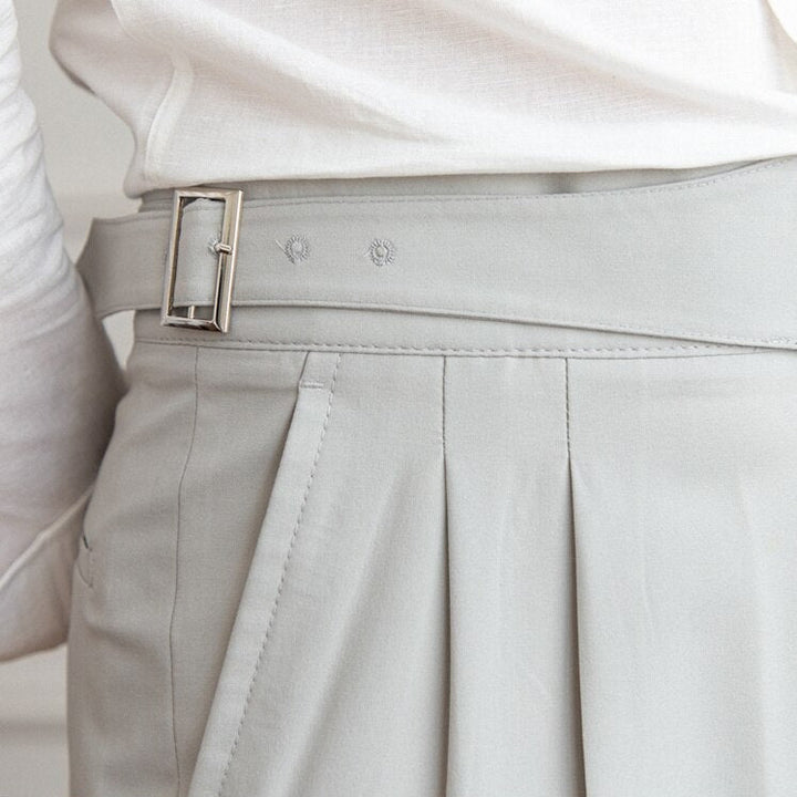 "Pantalon homme élégant avec boucle raffinée et coupe moderne, idéal pour style sophistiqué et occasions semi-formelles."