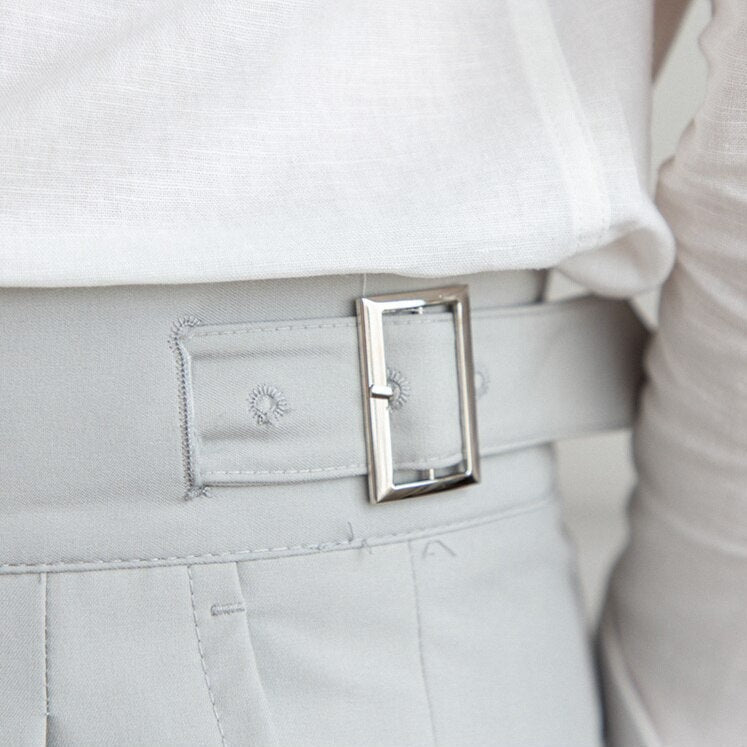 "Pantalon homme élégant avec boucle raffinée et coupe moderne, idéal pour style sophistiqué et occasions semi-formelles."