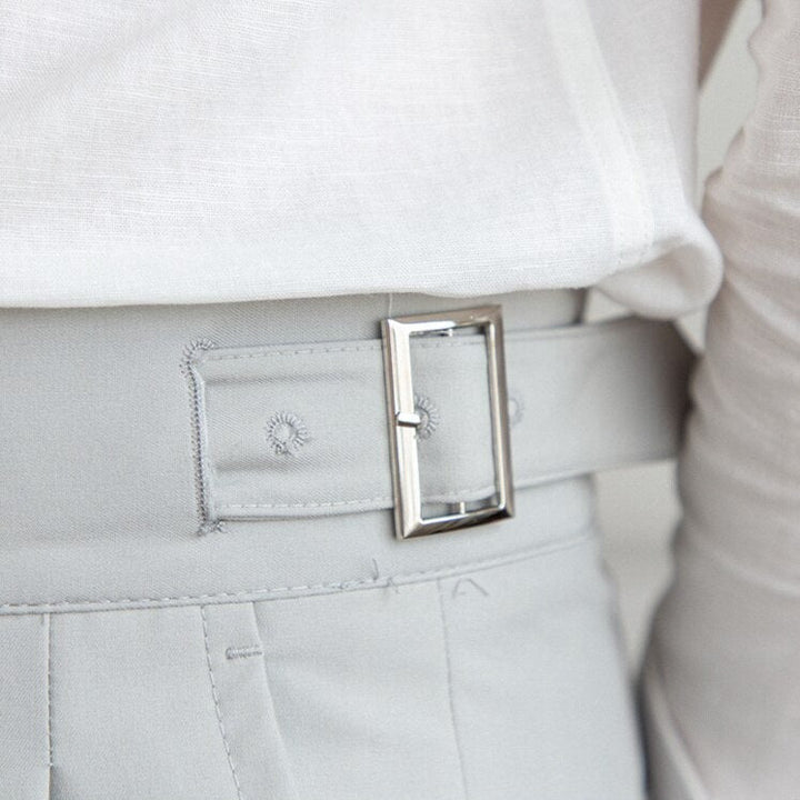 "Pantalon homme élégant avec boucle raffinée et coupe moderne, idéal pour style sophistiqué et occasions semi-formelles."